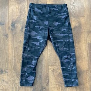 Athleta Ultimate Black and Gray Camo 7/8 Tight Leggings size 1X